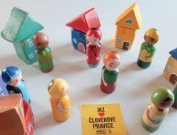 Zloženka Šole človekovih pravic z zbrano vso ponudbo 